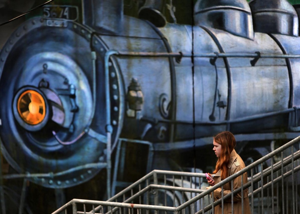 Một bức tranh graffiti cỡ lớn được thực hiện trên một mảng tường ở nhà ga Natick, bang Massachusetts, Mỹ.