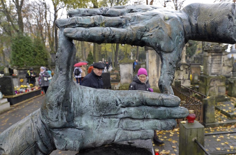 Người dân thành phố Warsaw, Ba Lan, đến thăm ngôi mộ của vị đạo diễn điện ảnh nổi tiếng ở nước này - ông Krzysztof Kieslowski (1941-1996). Một bức tượng khắc họa hai bàn tay tạo thành một khuôn hình được đặt bên mộ vị đạo diễn, nằm trong nghĩa trang Old Powazki.