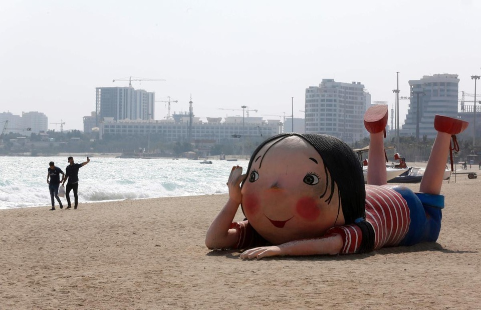 Một bức tượng khổng lồ được đặt trên bãi biển của hòn đảo Kish thuộc miền nam Iran.