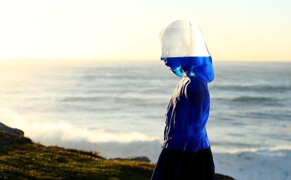 Một bức tượng nằm trong chuỗi triển lãm “Điêu khắc trước biển” hiện đang diễn ra tại bãi biển Bondi, Sydney, Úc.