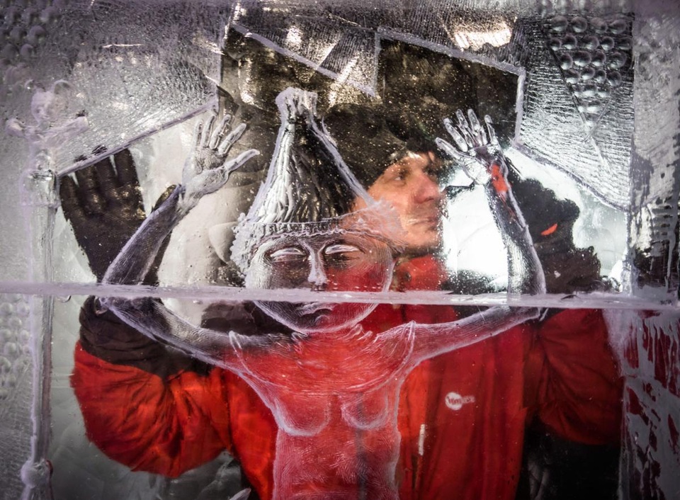 Một bức tượng bằng băng đang được thực hiện tại lễ hội carnival băng đăng tổ chức thường niên ở thành phố Mainz, Đức.