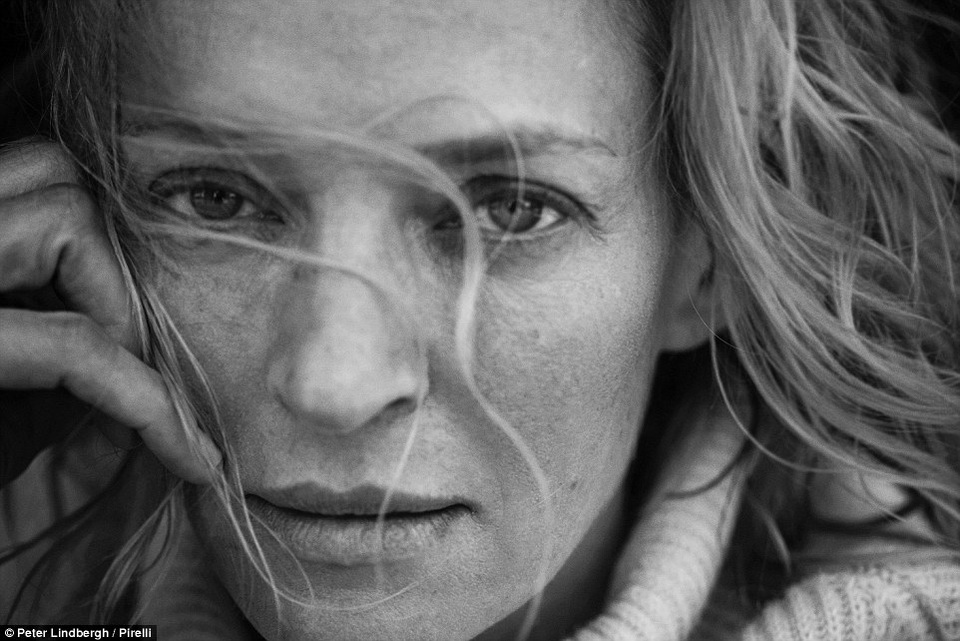 Chiêm ngưỡng các minh tinh màn bạc “đọ sắc” trong ảnh lịch - 4 Nữ diễn viên “Kill Bill” Uma Thurman (46 tuổi) và ánh nhìn đầy ám ảnh dõi thẳng vào ống kính. Góc chụp cận cảnh cho thấy vẻ đẹp tự nhiên của cô. Chia sẻ về bức hình của mình, Uma Thurman giải thích: “Nhiếp ảnh gia Peter Lindbergh muốn giải phóng phụ nữ khỏi những chuẩn mực nhan sắc giả tạo”.