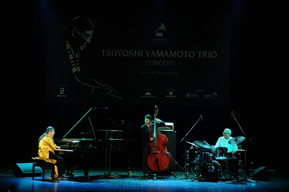 Huyền thoại nhạc Jazz người Nhật Tsuyoshi Yamamoto (áo vàng)