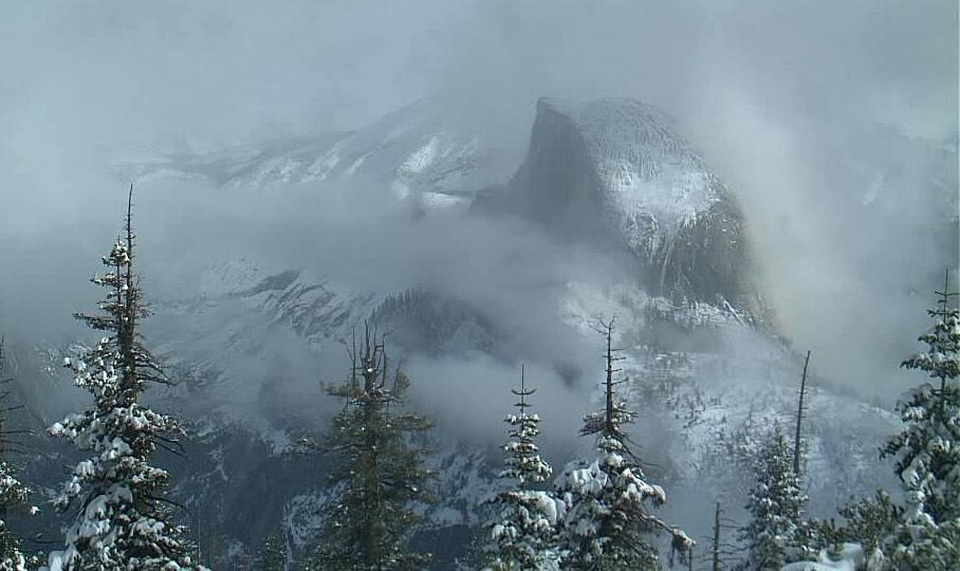 Quang cảnh bên trong khu bảo tồn Yosemite, bang California, Mỹ, cho thấy núi Sentinel Dome chìm khuất trong cơn bão tuyết.