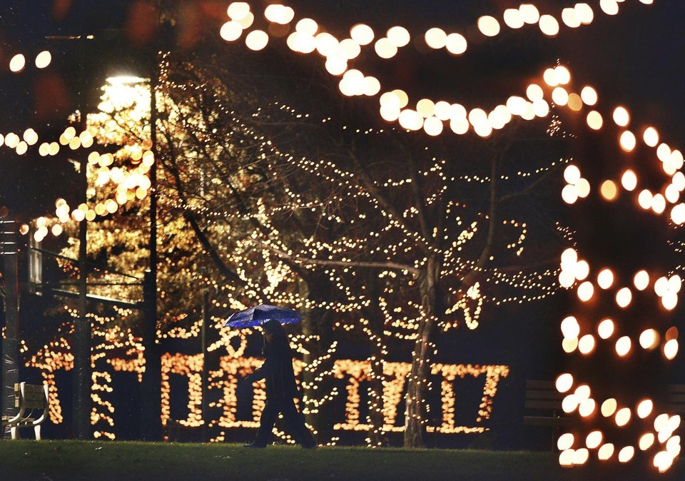 Người phụ nữ bước đi giữa những trang hoàng đường phố đón Giáng sinh ở thị trấn Chinchilla, bang Pennsylvania, Mỹ.