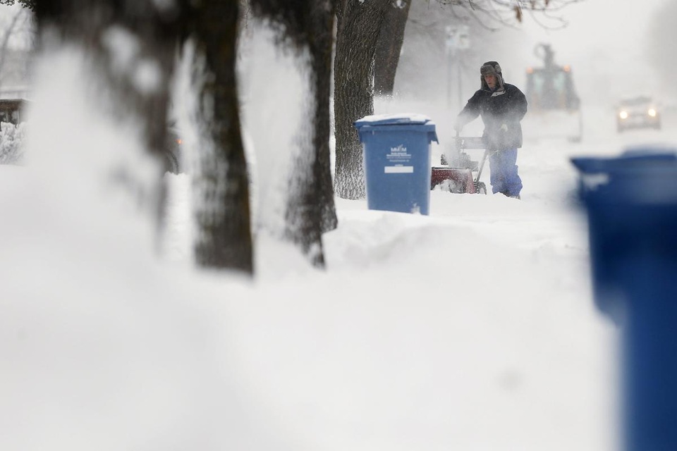 Những người công nhân dọn tuyết đang làm việc sau hai ngày tuyết rơi dày ở thành phố Winnipeg, Canada.