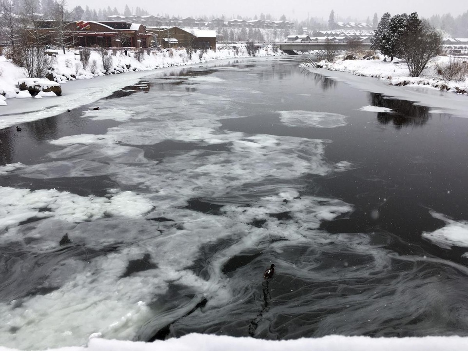 Những vệt băng bắt đầu đầu hình thành trên sông Deschutes ở bang Oregon, Mỹ.