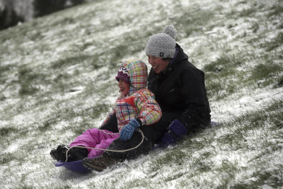 Hai mẹ con đi xe trượt tuyết trong công viên Gabriel ở thành phố Portland, Mỹ.