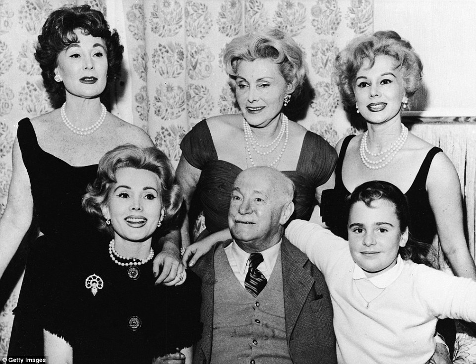 Minh tinh nổi tiếng với 9 cuộc hôn nhân qua đời ở tuổi 99 - 5 Zsa Zsa Gabor (hàng dưới, ngoài cùng bên trái) trong một bức ảnh gia đình chụp với bố mẹ và hai em gái. Cô bé xuất hiện trong ảnh là Francesca Hilton (1947-2015) - người con duy nhất trong cuộc đời Zsa Zsa. Cha của cô bé là ông chủ khách sạn - Conrad Hilton - người chồng thứ hai trong cuộc đời Zsa Zsa.