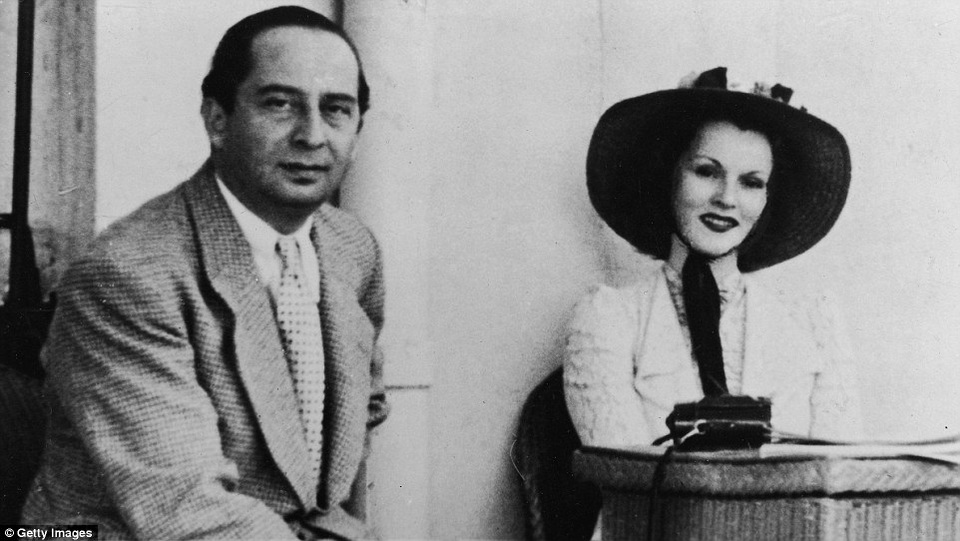 Minh tinh nổi tiếng với 9 cuộc hôn nhân qua đời ở tuổi 99 - 8 Zsa Zsa Gabor vốn nổi tiếng bởi cả sự nghiệp diễn xuất và đời sống tình cảm kịch tính y như phim. Người chồng đầu tiên của bà là nhà ngoại giao người Thổ Nhĩ Kỳ - ông Burhan Asaf Belge, họ kết hôn năm 1937, ly hôn năm 1941.