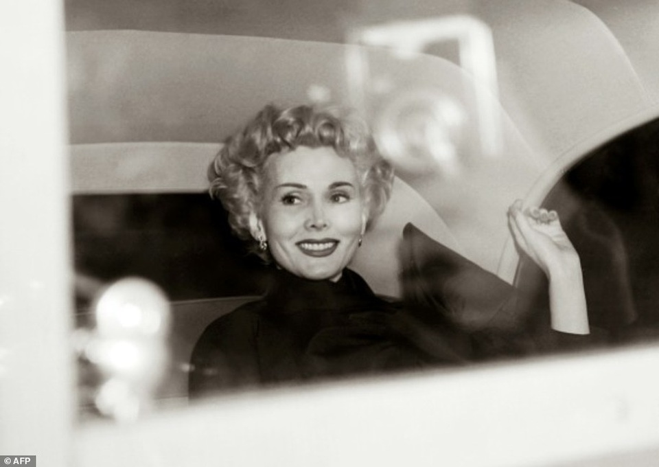 Minh tinh nổi tiếng với 9 cuộc hôn nhân qua đời ở tuổi 99 - 19 Zsa Zsa Gabor hồi năm 1954.