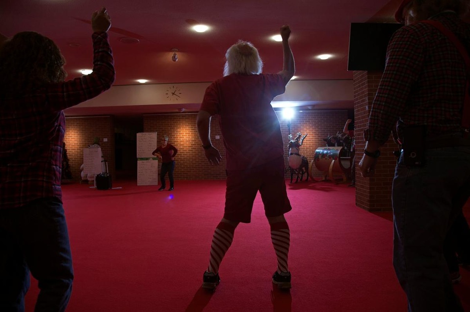 Để mang lại không khí vui tươi mỗi khi xuất hiện, các ông già Noel còn phải học cả những điệu nhảy.