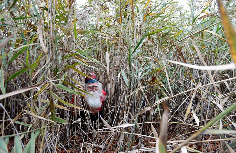 “Ông già Noel” Jerry Julian đang chơi trốn tìm với các ông già Noel khác.