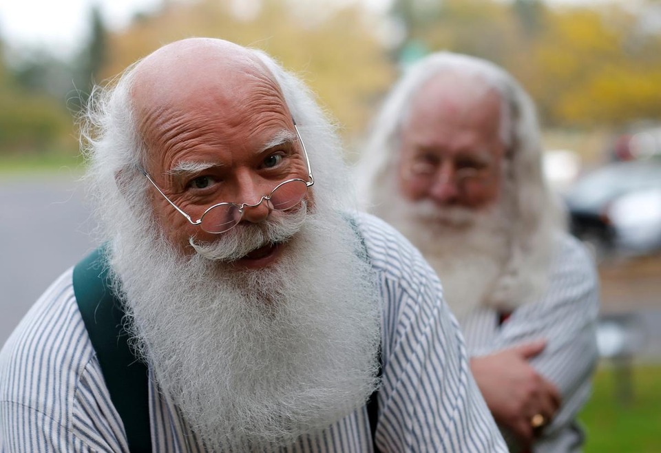 Thực tế, nếu các “ông già Noel” này không đi học, họ vẫn có thể nhận lời xuất hiện trong bộ đồ đỏ và chòm râu bạc tại các khu vui chơi, trung tâm mua sắm dịp Giáng sinh. Những người tìm tới lớp học làm ông già Noel đều là những người thực sự có trách nhiệm với công việc mà họ đang làm.