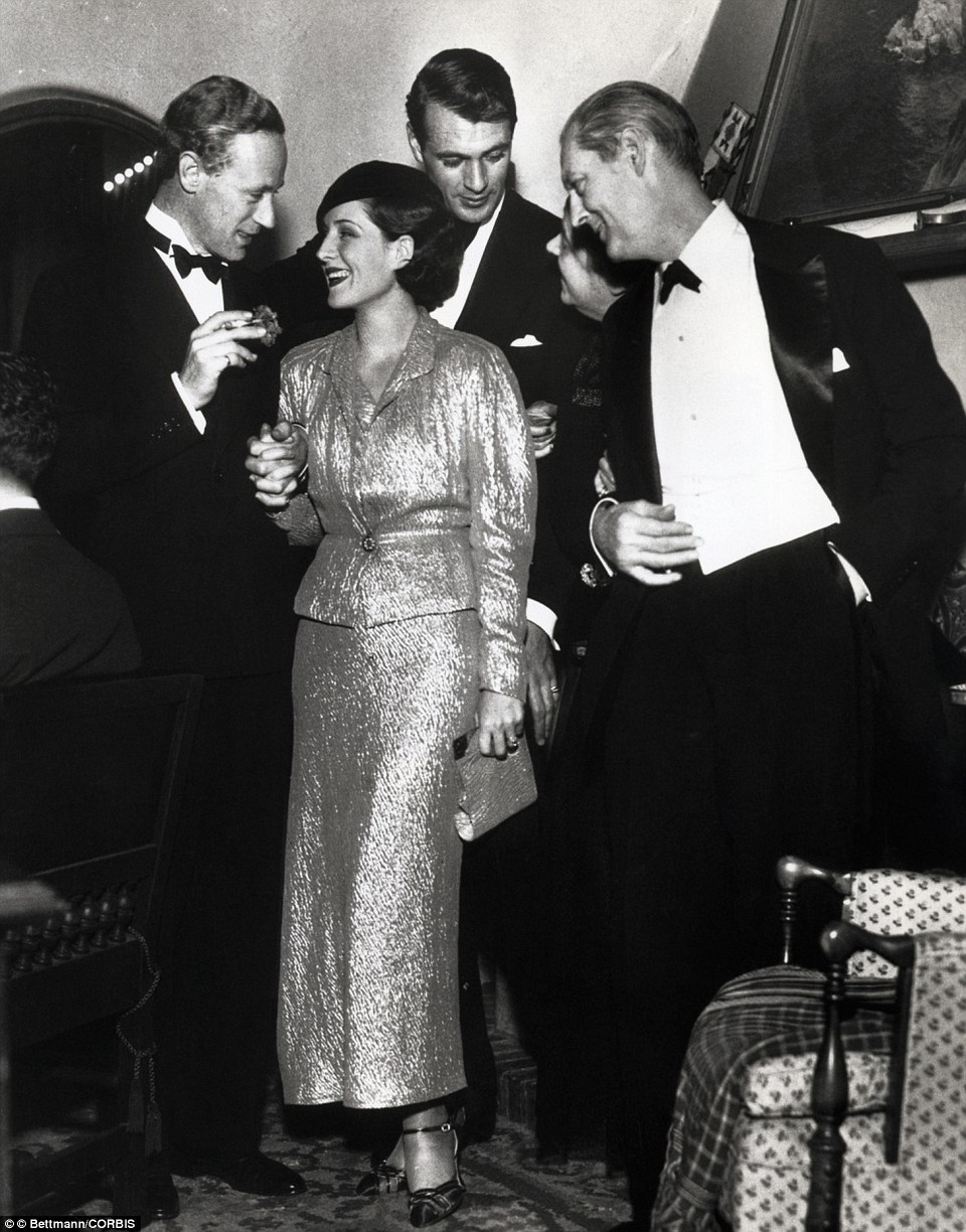Các diễn viên của Hollywood - Leslie Howard, Norma Shearer, Gary Cooper và Lionel Barrymore (từ trái sang phải) - trong tiệc Giáng sinh được tổ chức tại nhà của nam diễn viên Gary Cooper hồi năm 1932.
