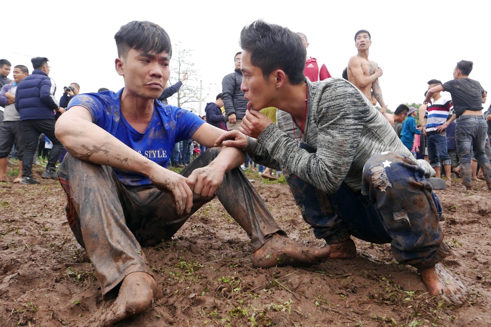 Hàng nghìn trai làng vượt rào lao vào cướp phết ở Hiền Quan - 13 Hai thanh niên cùng đội này cũng phải tạm lui khỏi đám cướp phết sau khi một người bị chảy máu môi.