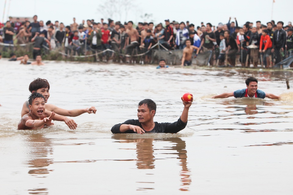 Hàng nghìn trai làng vượt rào lao vào cướp phết ở Hiền Quan - 19
Chiều muộn, quả cầu may mắn cuối cùng cũng có chủ…