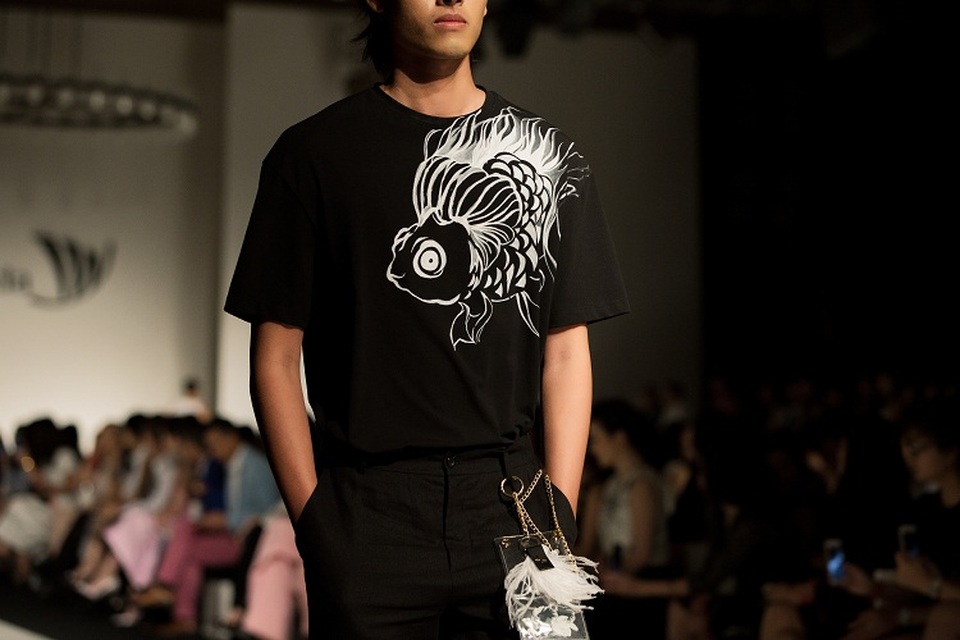 6 xu hướng thời trang “đinh” dành cho phái mạnh mùa Xuân hè 2017 - 10 Không quá bất ngờ khi giới mộ điệu gần đây điên đảo vì những họa tiết độc đáo như thế này xuất hiện trong IVY moda Spring Summer 2017 Fashion show