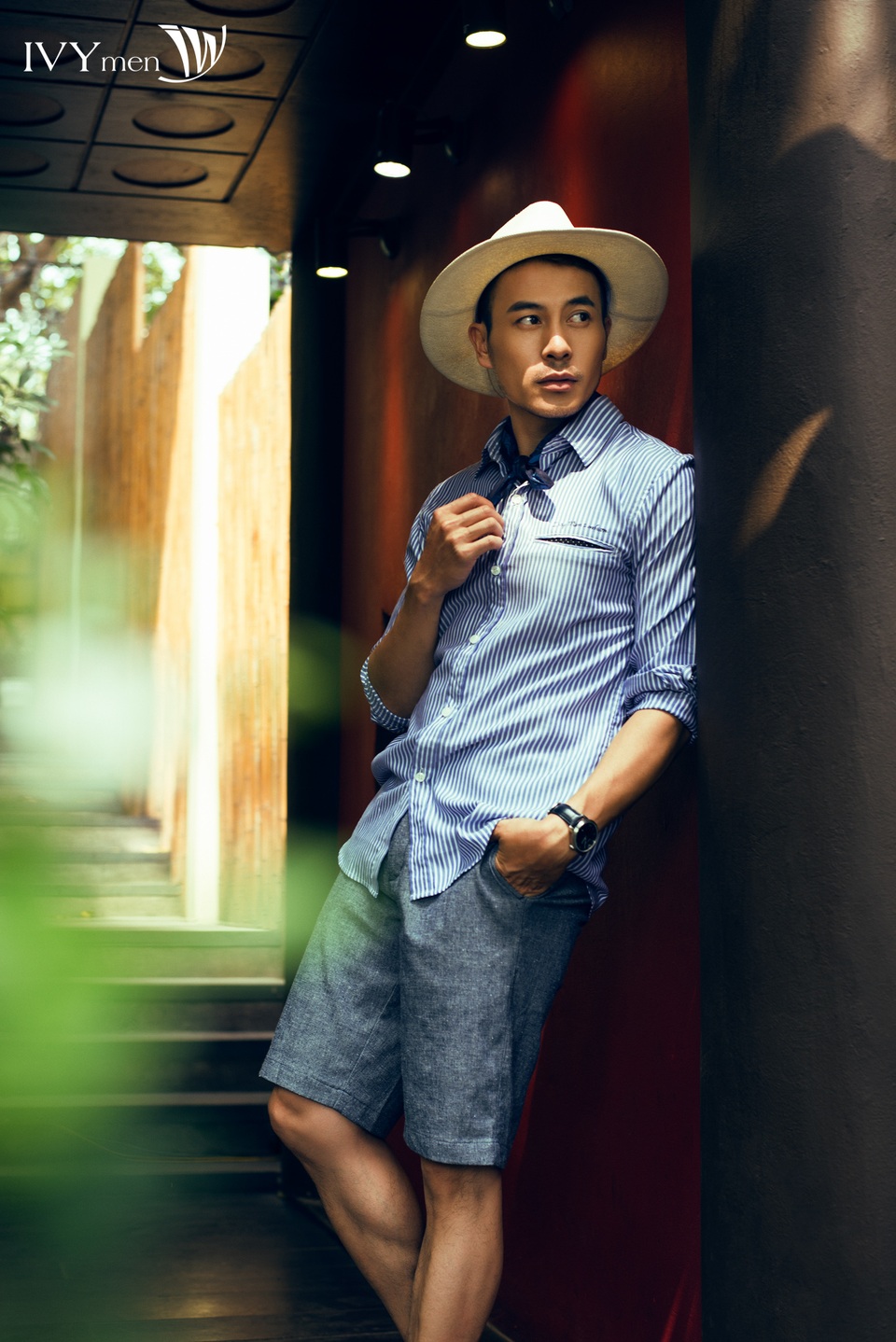 “Hello Summer” ưu đãi khủng chào hè tới 30% - 16 Bên cạnh những bộ suit mùa Hè cho những sự kiện quan trọng, quần shorts là một thiết kế không thể thiếu trong vali mùa Hè của các chàng trai. Bạn có thể thể áp dụng những cách phối đồ nam đẹp với quần shorts như NTK Trương Thanh Long