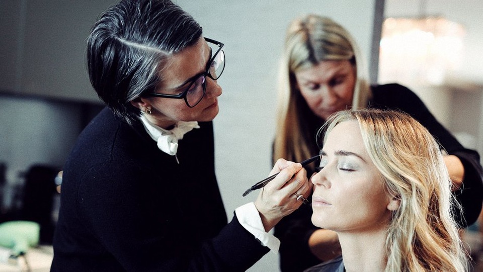 Câu chuyện đằng sau chiếc váy của Emily Blunt tại Quả Cầu Vàng 2019 - Ảnh 1. Câu chuyện đằng sau chiếc váy của Emily Blunt tại Quả Cầu Vàng 2019 - Ảnh 1.