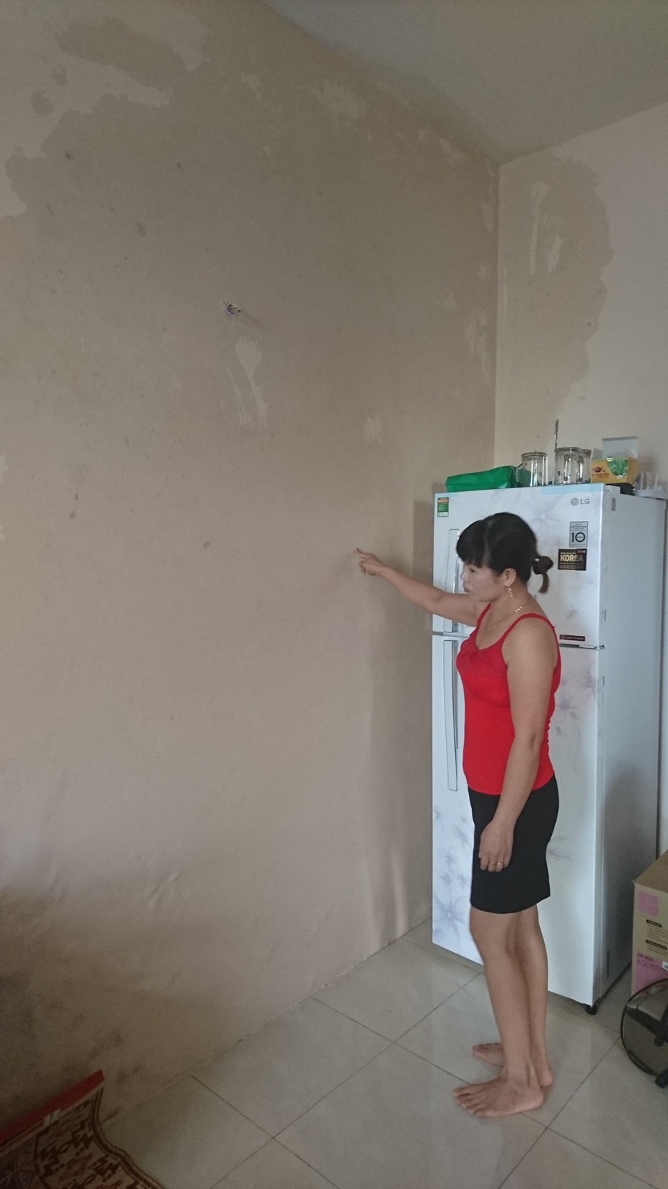 Hà Nội: Dân tái định cư “tái mặt” vì leo cầu thang hàng chục tầng - 3 Một mảng tường lớn nhà chị Thúy bị thấm nước.