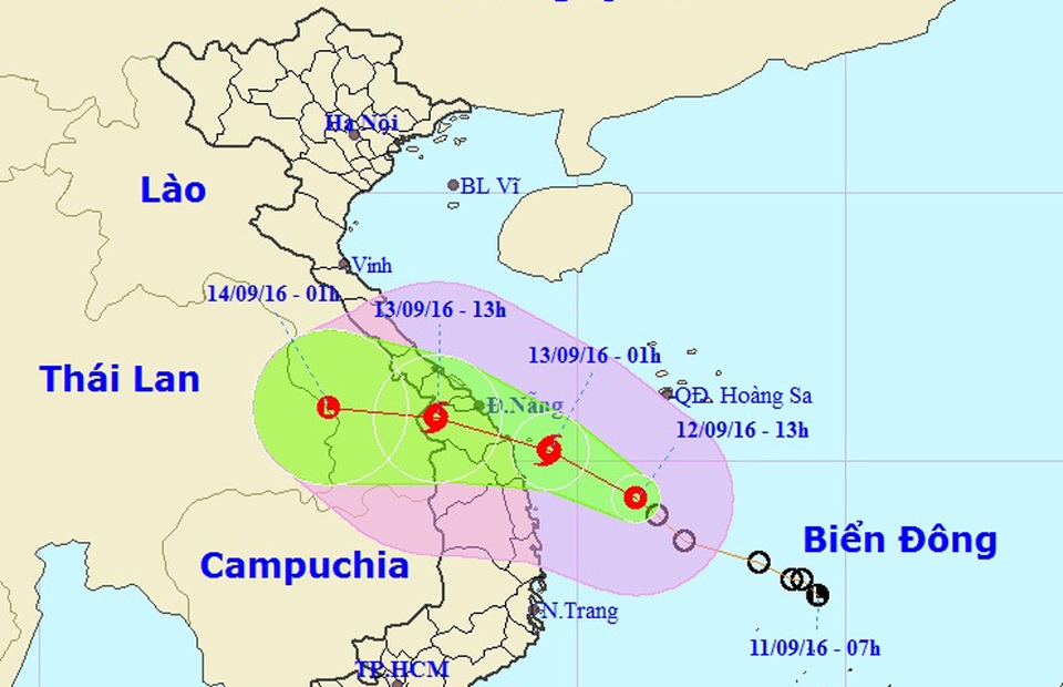 Tối nay áp thấp nhiệt đới mạnh lên thành bão, Đà Nẵng họp khẩn - 1
Vị trí và hướng di chuyển của áp thấp nhiệt đới lúc 14h30. Lưu ý: Vùng màu xanh lá cây là sai số dự báo của bão theo các hạn dự báo, dự báo hạn càng dài sai số sẽ lớn hơn. Vùng màu hồng là vùng cảnh báo nguy hiểm, cho biết lần lượt là khu vực cảnh báo gió mạnh lớn hơn cấp 6.