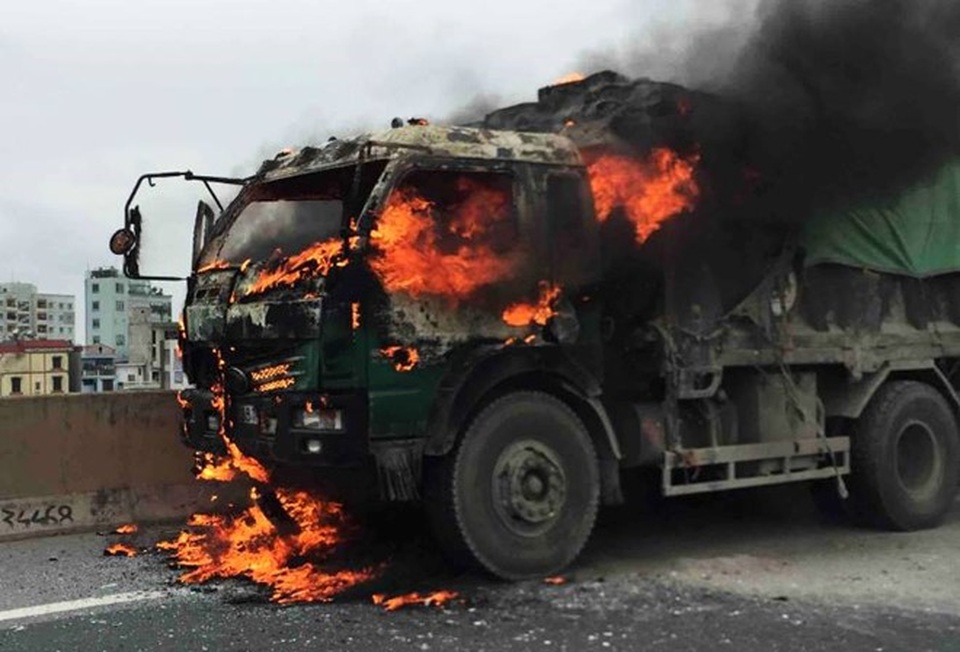 
Đầu xe tải bốc cháy dữ dội.
