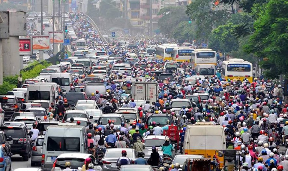 Kiên quyết dẹp 3.000 taxi ngoại tỉnh hoạt động ở Hà Nội - 1 Áp lực giao thông hàng ngày ở Hà Nội rất lớn, nếu không có biện pháp xử lý dứt điểm, thời gian tới sẽ có hàng nghìn xe taxi ngoại tỉnh tiếp tục về Hà Nội hoạt động (Ảnh minh họa: Trần Văn).