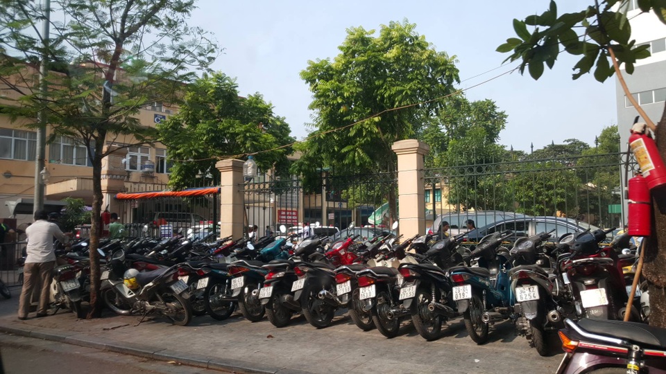 Người dân chật vật gửi xe tại các bệnh viện ở Hà Nội - 1 Bãi xe tại Bệnh viện Việt Đức luôn trong tình trạng quá tải.