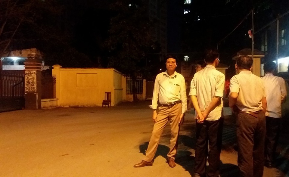 Hà Nội: Thêm một nạn nhân tử vong do xe chở tấm tôn - 1 Người nhà nạn nhân tập trung tại Cổng bệnh viện Quân y 103 khi biết hung tin.