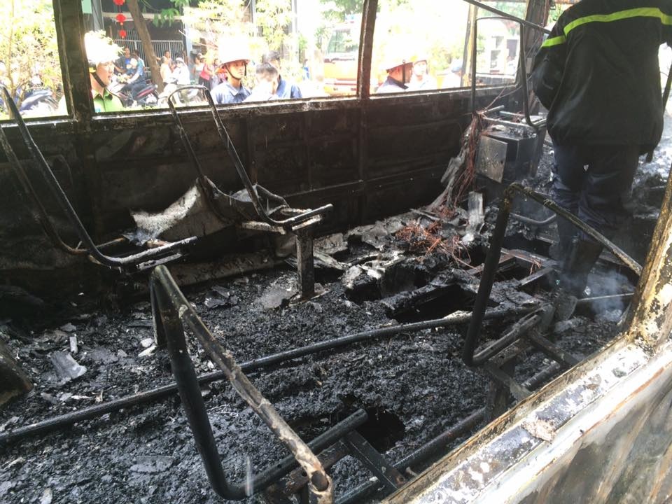 Hà Nội: Xe buýt bốc cháy dữ dội, hành khách hoảng loạn tháo chạy - 3 Nội thất bên trong xe buýt bị thiêu cháy hoàn toàn.