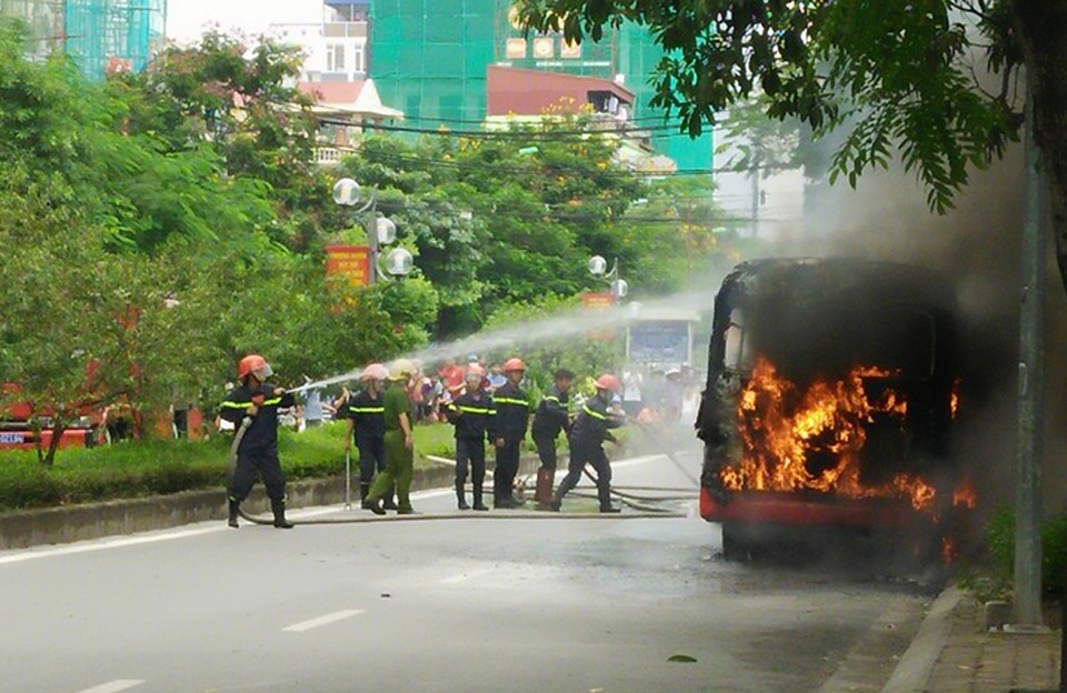 Hà Nội: Xe buýt bốc cháy dữ dội, hành khách hoảng loạn tháo chạy - 1
Ngay khi có mặt tại hiện trường, lực lượng PCCC đã nhanh chóng tổ chức dập lửa.