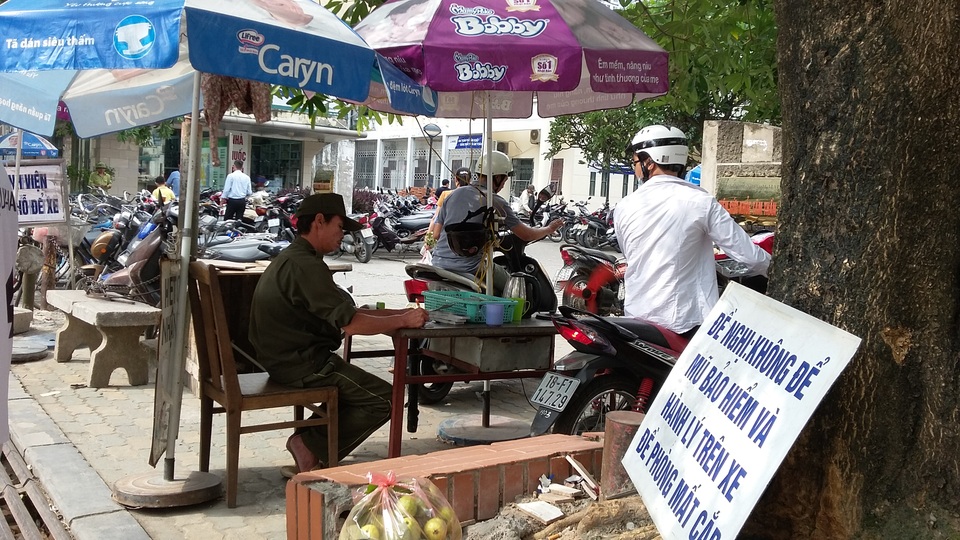 Bệnh viện lớn nhất miền Bắc lùi thời gian ngừng trông xe cho bệnh nhân - 2 Bãi xe trước cửa Viện sức khỏe tâm thần hôm nay vẫn hoạt động, mặc dù trước đó đã có thông báo ngừng từ hôm nay (1/10).