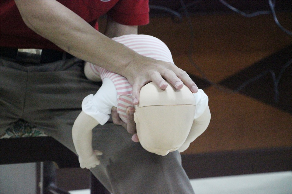 Cách sơ cứu cực kỳ đơn giản khi trẻ nhỏ bị dị vật đường thở - 4 Cách sơ cứu cực kỳ đơn giản khi trẻ nhỏ bị dị vật đường thở - 4