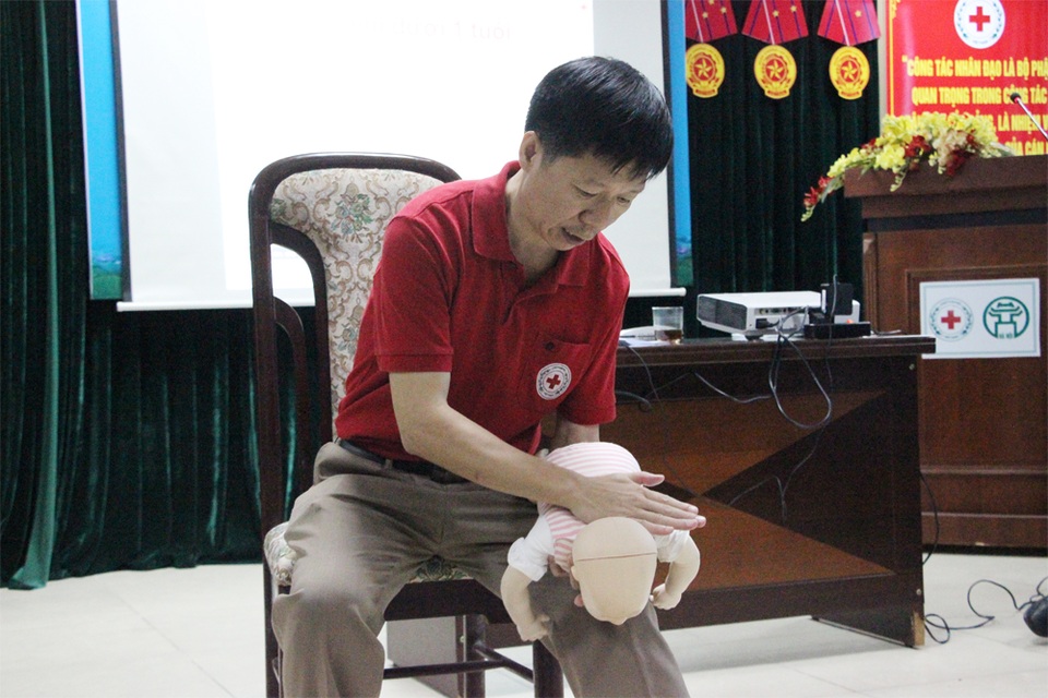 Cách sơ cứu cực kỳ đơn giản khi trẻ nhỏ bị dị vật đường thở - 3 Vỗ với lực vừa phải 5 lần để ép dị vật ra khỏi đường thở.