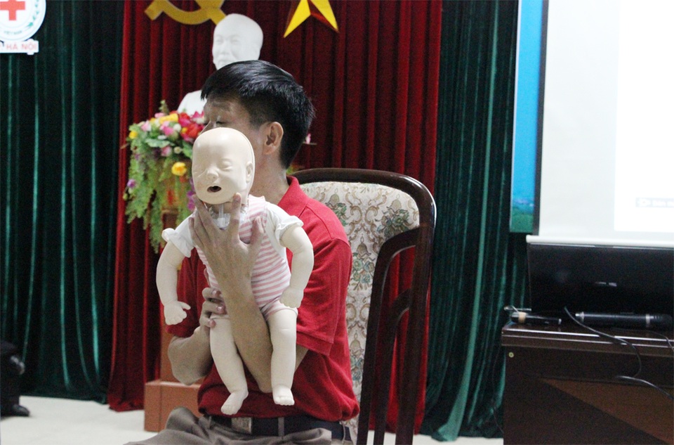 Cách sơ cứu cực kỳ đơn giản khi trẻ nhỏ bị dị vật đường thở - 1 Dùng 2 ngón tay đỡ cằm em bé lên, mục đích đẩy cổ ngửa lên để dễ thở.