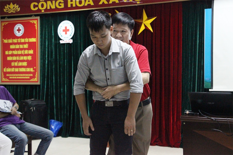Chuyên gia hướng dẫn cách sơ cứu khi trẻ em và người lớn bị hóc - 3 Ông Đoàn Đại Dương đang hướng dẫn cách sơ cứu dị vật đường thở đối với người lớn theo phương pháp ép bụng.