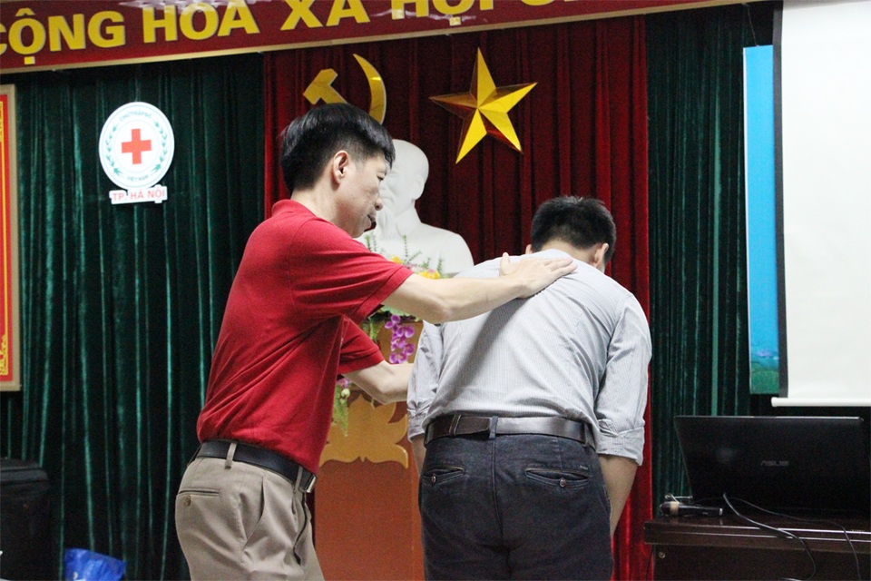 Chuyên gia hướng dẫn cách sơ cứu khi trẻ em và người lớn bị hóc - 2 Ông Đoàn Đại Dương đang hướng dẫn cách sơ cứu dị vật đường thở đối với người lớn theo phương pháp vỗ lưng.