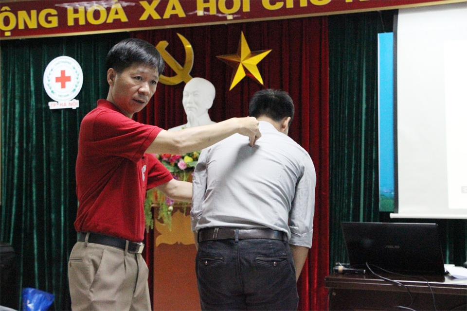 Chuyên gia hướng dẫn cách sơ cứu khi trẻ em và người lớn bị hóc - 1 Chuyên gia hướng dẫn cách sơ cứu khi trẻ em và người lớn bị hóc - 1