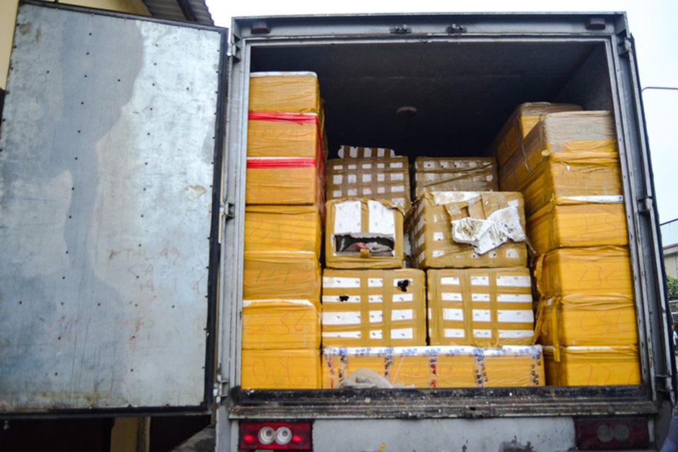 Xe tải và thùng xốp lạnh được dùng để vận chuyển động vật.