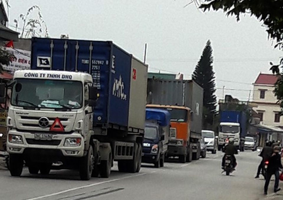 Vụ đường “oằn mình cõng xe container”: Tăng thời gian cấm ô tô 4 trục trở lên - 2 Bắt đầu từ hôm nay, 10/10, xe ô tô 4 trục trở lên sẽ không được lưu thông trên tuyến ĐT 391 trong khung giờ từ 5h-22h hàng ngày.