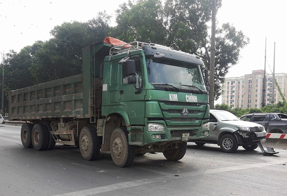 Hà Nội: 4 xe ô tô đâm nhau liên hoàn gần công viên Hòa Bình - 1
Xe tải hiệu Howo này được xác định là nguyên nhân châm ngòi cho vụ tai nạn liên hoàn.