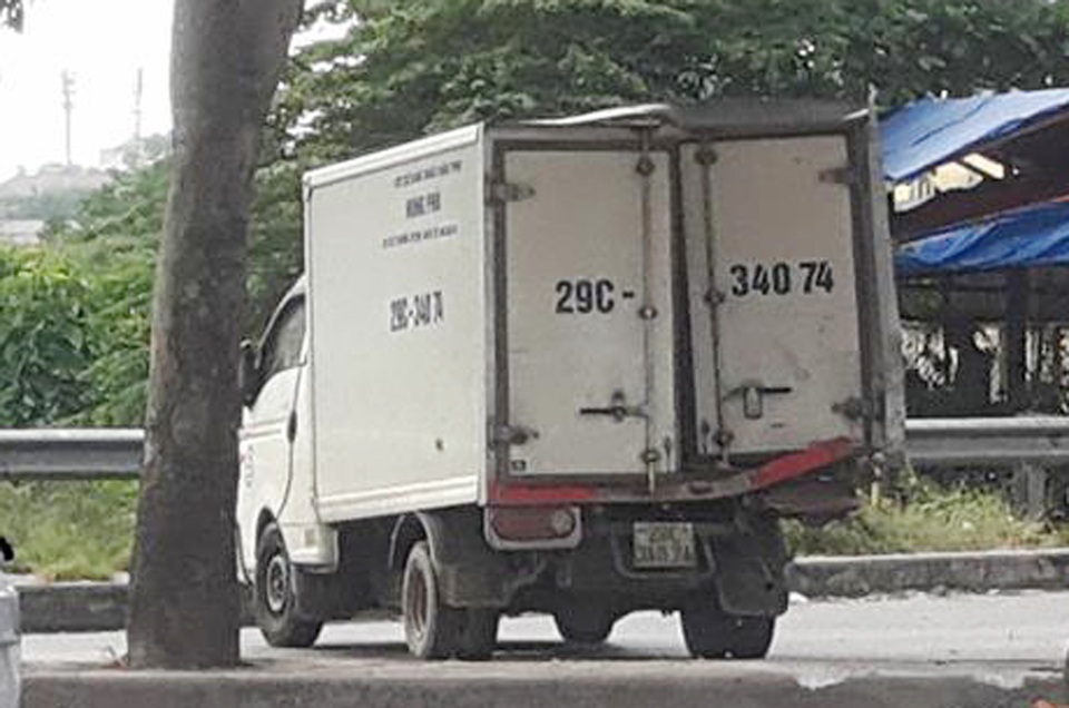 Hà Nội: 4 xe ô tô đâm nhau liên hoàn gần công viên Hòa Bình - 2 Bị đâm mạnh từ phía sau, xe tải hạng nhẹ này va chạm với 2 xe ô khác rồi lao sang làn đường ngược chiều.