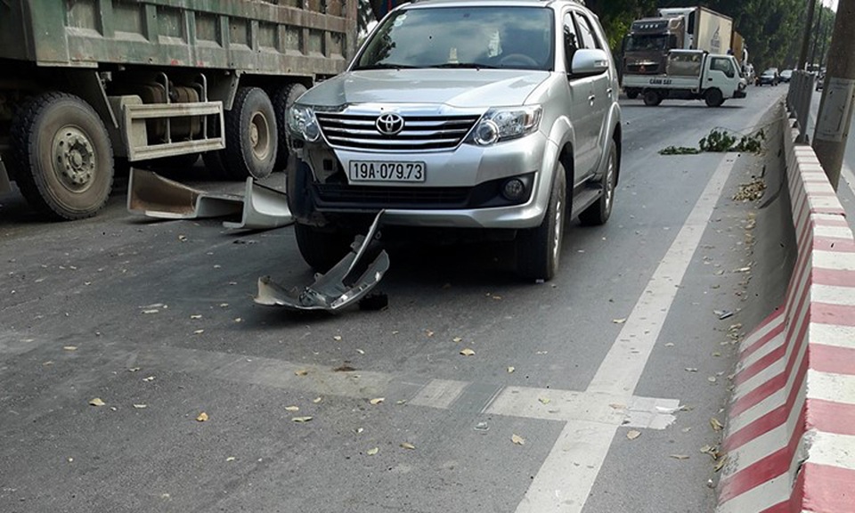 Hà Nội: 4 xe ô tô đâm nhau liên hoàn gần công viên Hòa Bình - 3 Hà Nội: 4 xe ô tô đâm nhau liên hoàn gần công viên Hòa Bình - 3