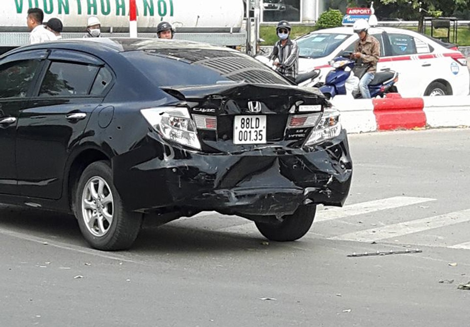 Hà Nội: 4 xe ô tô đâm nhau liên hoàn gần công viên Hòa Bình - 4 Xe ô tô 7 chỗ và 4 chỗ bị hỏng sau cú đâm của xe tải hạng nhẹ phía trên.