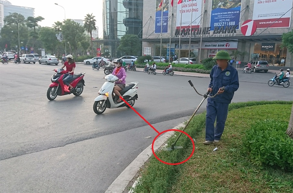 Một phụ nữ đang đi đường bị mảnh kim loại cắm sâu vào ngực - 4
Máy cắt cỏ có thể tiềm ẩn nguy hiểm cho người tham gia giao thông?