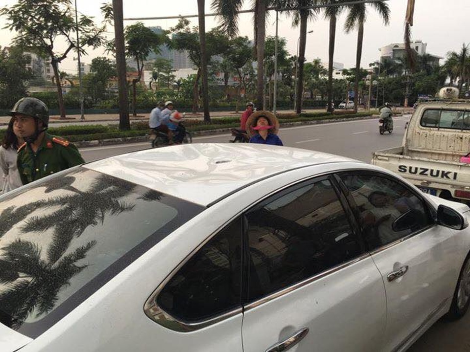 Hà Nội: Nữ tài xế hốt hoảng vì đoạn sắt to rơi trúng nóc xe mình - 2 Phần nóc ô tô bị lõm 1 chỗ.