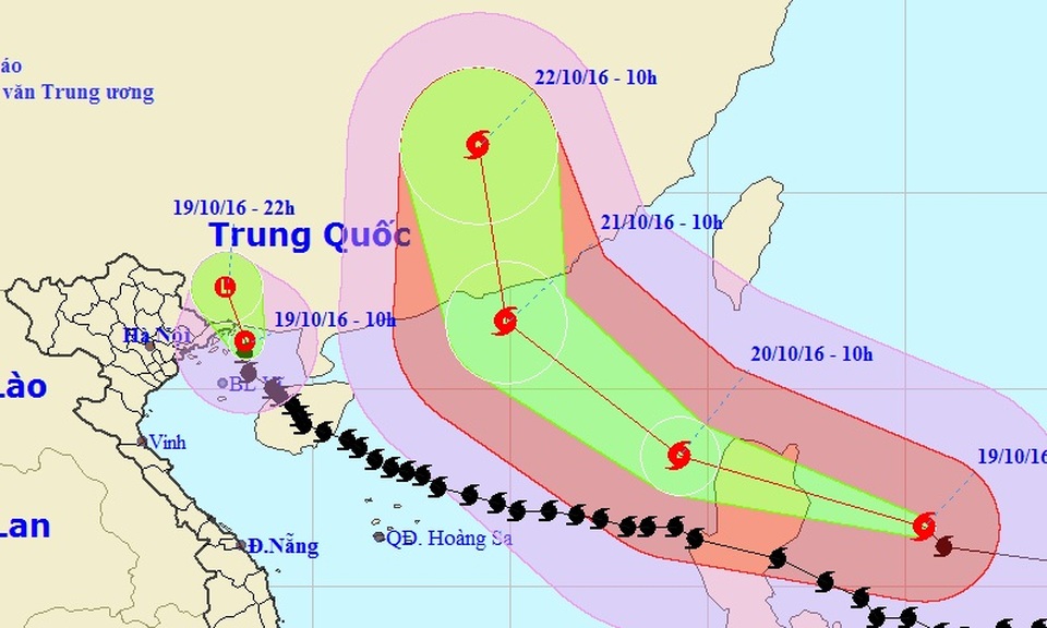 Vì sao bão số 7 suy yếu nhanh trước khi vào đất liền? - 1
Cuối giờ sáng nay (19/10), bão số 7 (đường màu đen) đã suy yếu thành áp thấp nhiệt đới. Trong khi đó, siêu bão Haima di chuyển khá nhanh và mạnh, hướng vào Biển Đông (Ảnh: NCHMF).