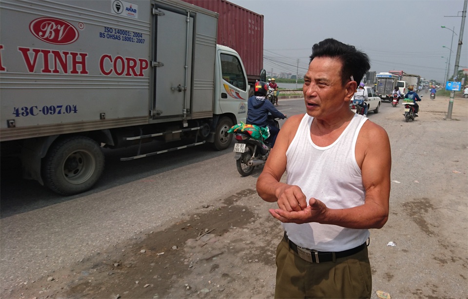 Vụ tàu đâm ô tô, 6 người chết: Người gác chắn đường tàu nói gì? - 5 Ông Định trao đổi với PV Dân trí.