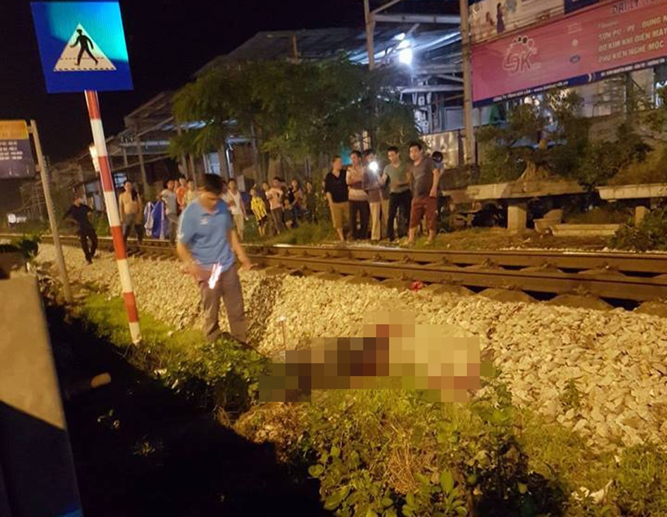 Hà Nội: Đi bộ qua đường sắt, người đàn ông bị tàu hỏa đâm tử vong - 1 Hiện trường vụ tai nạn.
